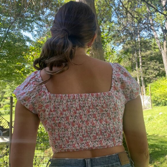 Cropped Puff Sleeve Pink Floral Top with a Bow from Hollister - Picture 8 of 10